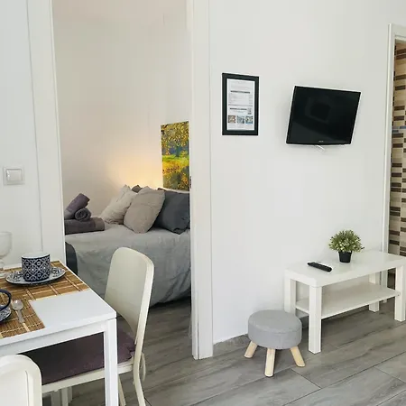 Jimena Maro En El Centro De Apartamento Nerja